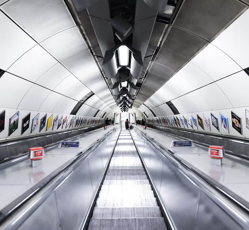 Įvairios reklamos, pakabintos ant metro sienų.