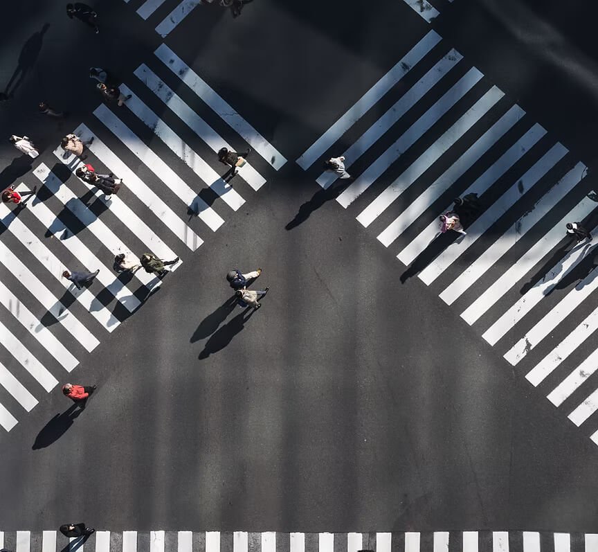 Įvairiuose versluose dirbantys žmonės, kurių įmonėms reikia SEO paslaugų.